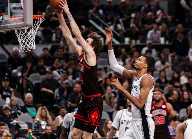 公牛球员篮下上篮对抗防守瞬间