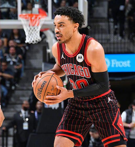 公牛球员持球准备投篮动作特写