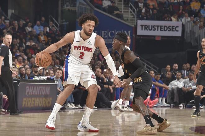 坎宁安在骑士防守下控球组织进攻