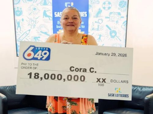 加拿大649彩票1800万大奖得主科拉领奖现场