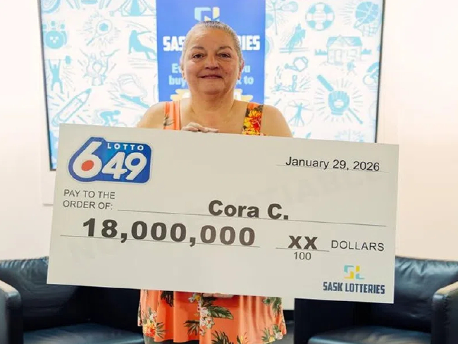 加拿大649彩票1800万大奖得主科拉领奖现场