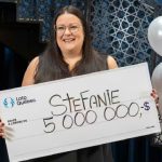 女护士手持500万加元彩票大奖支票现场照片