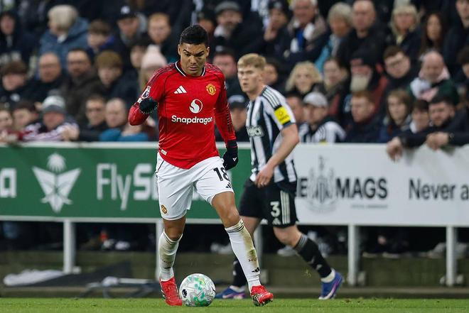 曼联球员卡塞米罗比赛带球推进