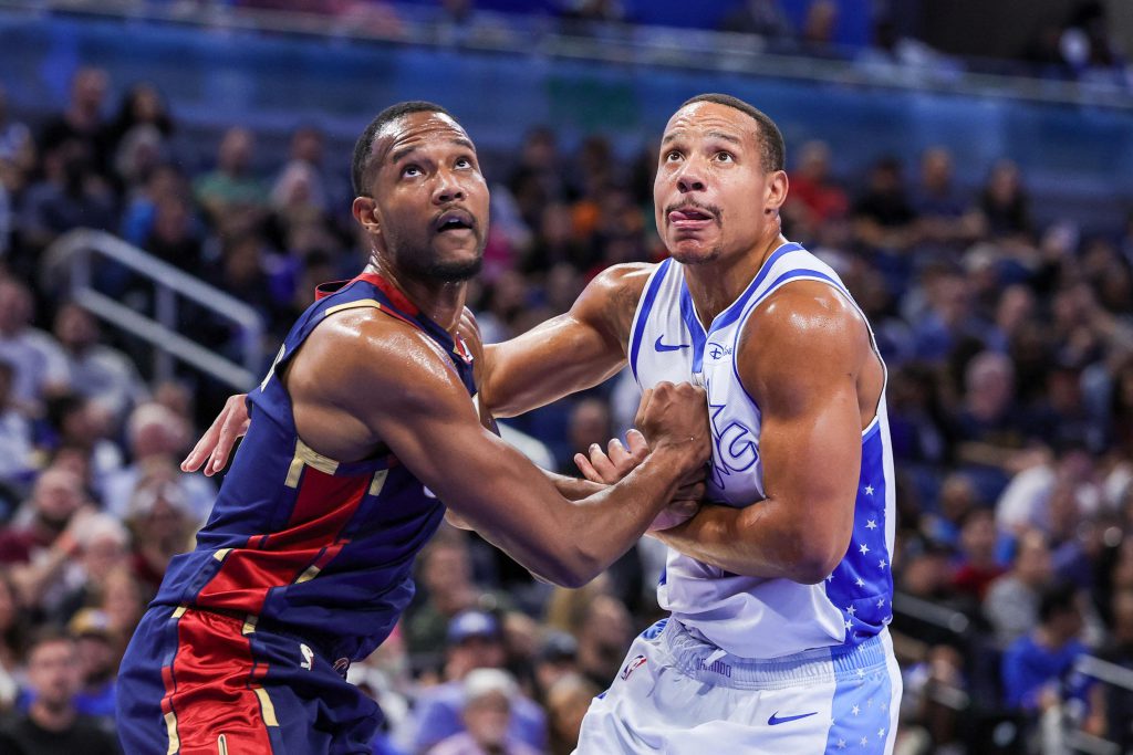 骑士与魔术球员篮下对抗画面