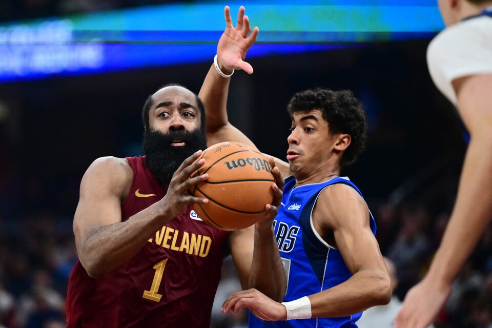 哈登切入遭遇防守