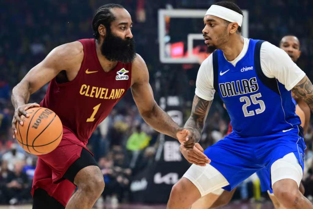 哈登面对独行侠球员防守