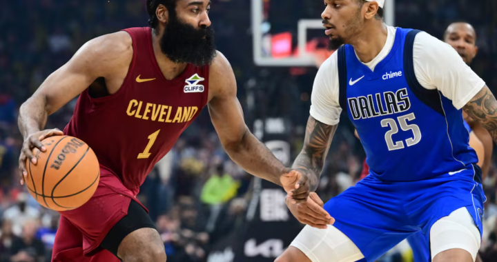 哈登面对独行侠球员防守