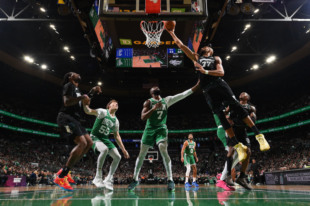 凯尔特人篮下防守与森林狼上篮瞬间