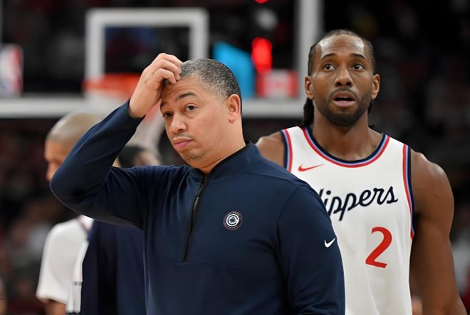 快船主教练与伦纳德场边交流比赛状态