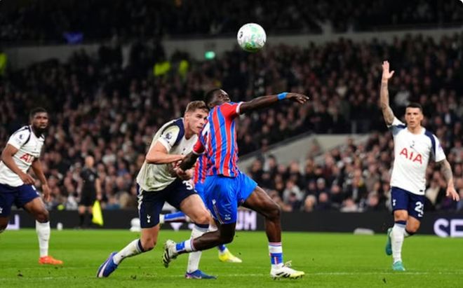 水晶宫球员争顶头球进攻画面