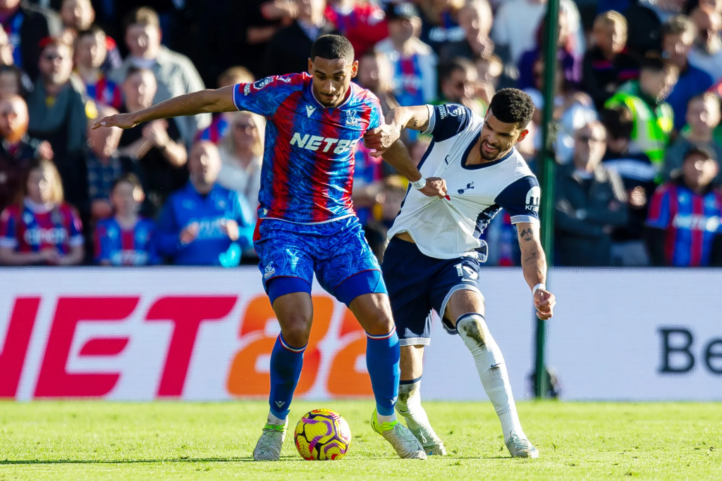 英超水晶宫与热刺比赛中球员争抢控球瞬间