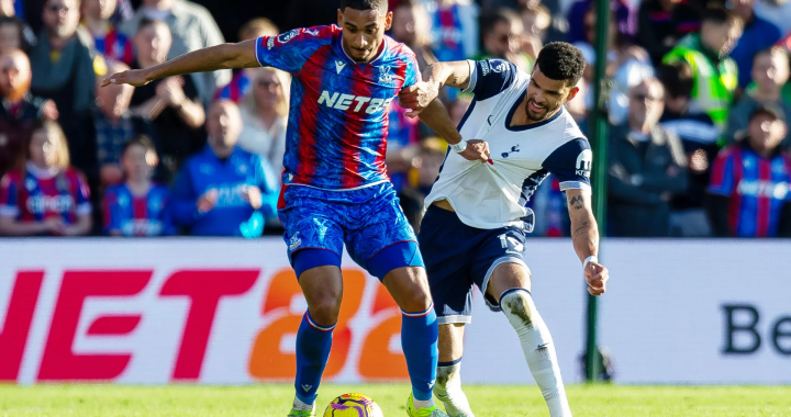 英超水晶宫与热刺比赛中球员争抢控球瞬间