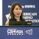 澳博控股主席何超凤在博彩行业会议上发表演讲