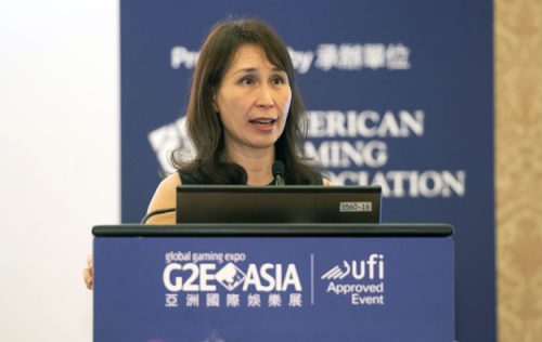 澳博控股主席何超凤在博彩行业会议上发表演讲