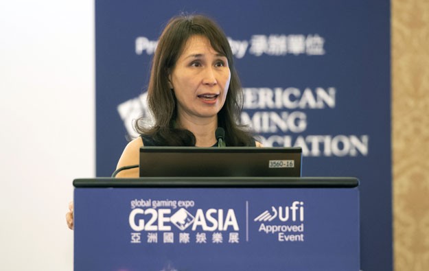 澳博控股主席何超凤在博彩行业会议上发表演讲