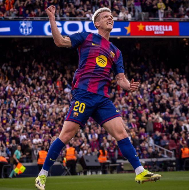 巴萨中场奥尔莫庆祝进球主场球迷背景