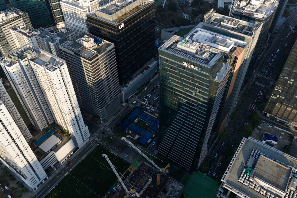 DigiPlus所在商业区写字楼群航拍视角