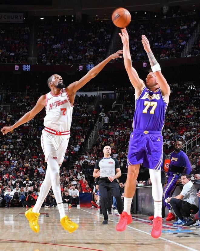 东契奇与杜兰特对位跳投比赛画面