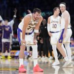 湖人球员东契奇比赛结束后在主场球场庆祝胜利