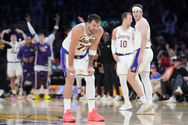 湖人球员东契奇比赛结束后在主场球场庆祝胜利