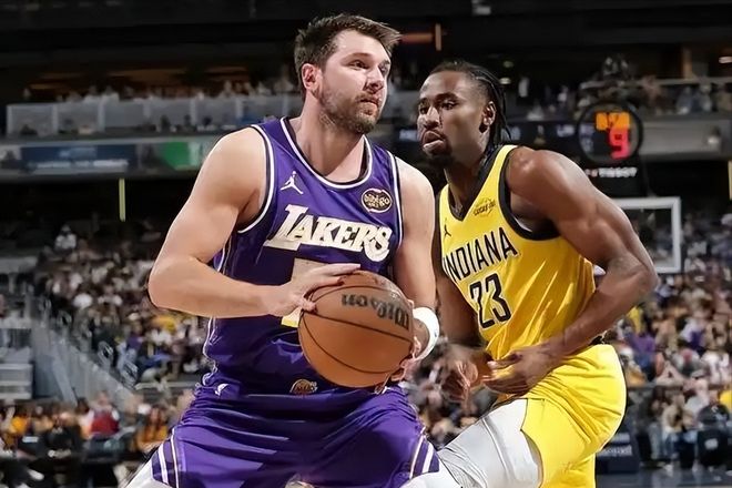 东契奇背身进攻对抗步行者防守球员比赛画面