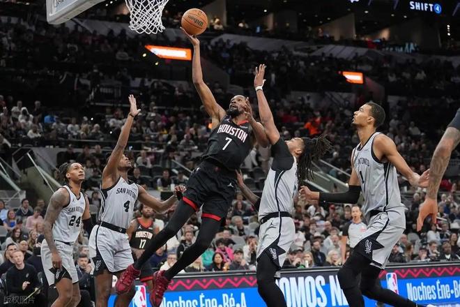 火箭杜兰特突破上篮面对马刺防守