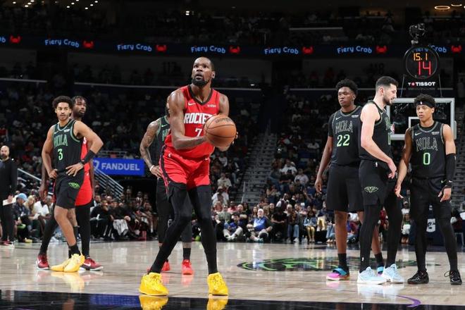 杜兰特比赛中执行罚球动作瞬间