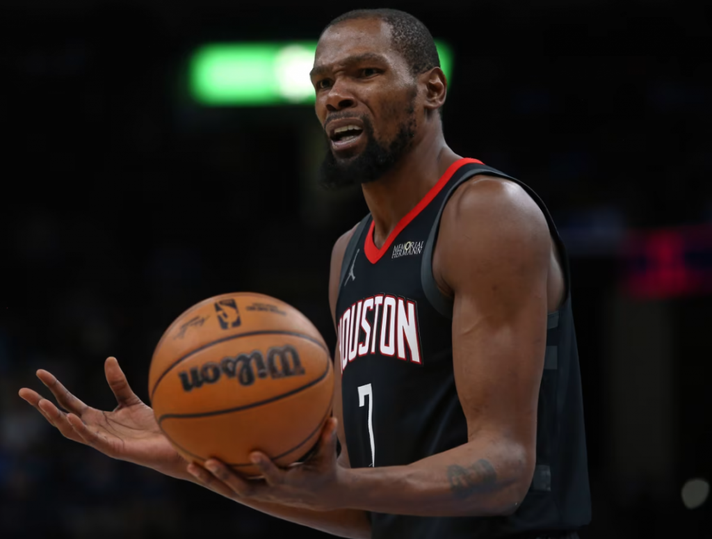 杜兰特手持篮球表情疑惑比赛瞬间