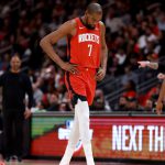 杜兰特火箭比赛中低头沉思场上画面