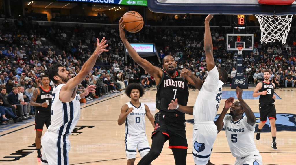 杜兰特对阵灰熊突破上篮画面