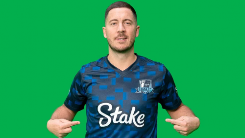 阿扎尔身穿Stake球衣指向胸前品牌标志展示代言合作