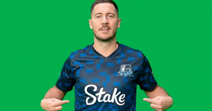 阿扎尔身穿Stake球衣指向胸前品牌标志展示代言合作