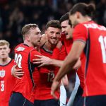 英格兰队集体庆祝进球比赛画面