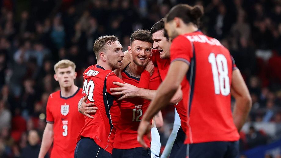 英格兰队集体庆祝进球比赛画面