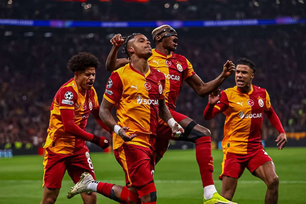 加拉塔萨雷球员欧冠进球后集体庆祝瞬间