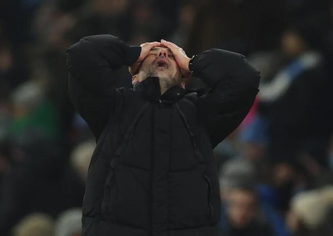 瓜迪奥拉场边抱头神情凝重瞬间