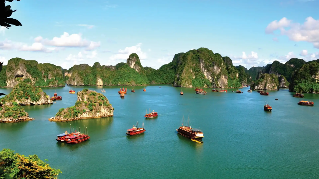 越南下龙湾旅游景观与海湾船只