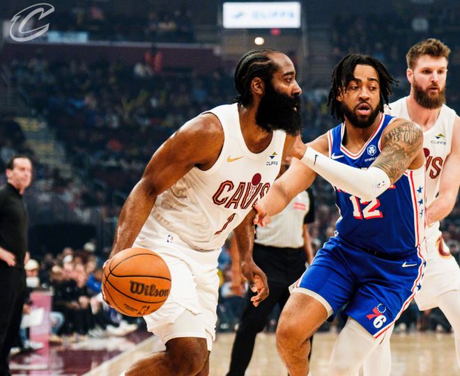 哈登持球突破76人球员防守