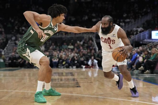 哈登持球突破雄鹿防守展现进攻能力