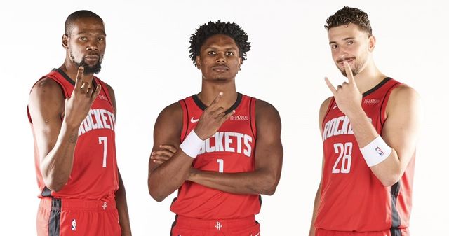 火箭三名主力球员红色球衣定妆画面