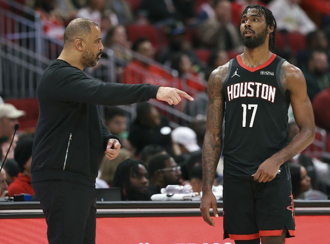 火箭主帅乌度卡场边指挥比赛画面