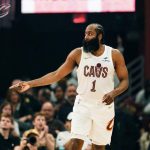 哈登身穿骑士球衣在比赛中组织进攻