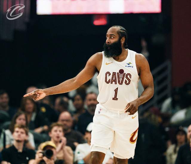 哈登身穿骑士球衣在比赛中组织进攻