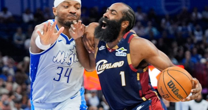 哈登突破魔术防守的比赛瞬间