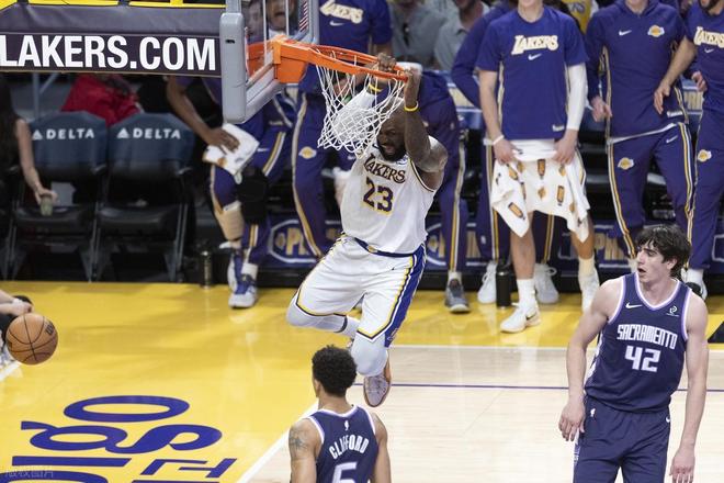 詹姆斯湖人比赛中空接暴扣