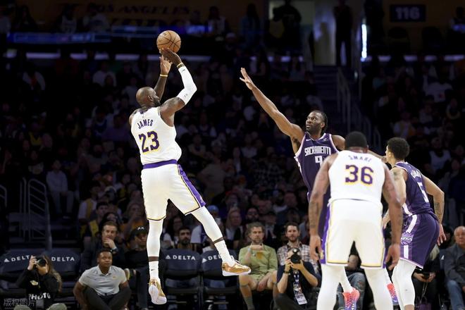 詹姆斯中距离跳投瞬间