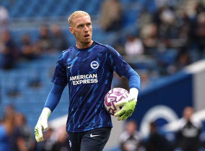 斯蒂尔身穿布莱顿门将球衣持球观察场上局势