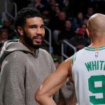 塔图姆与德里克怀特场边交流画面