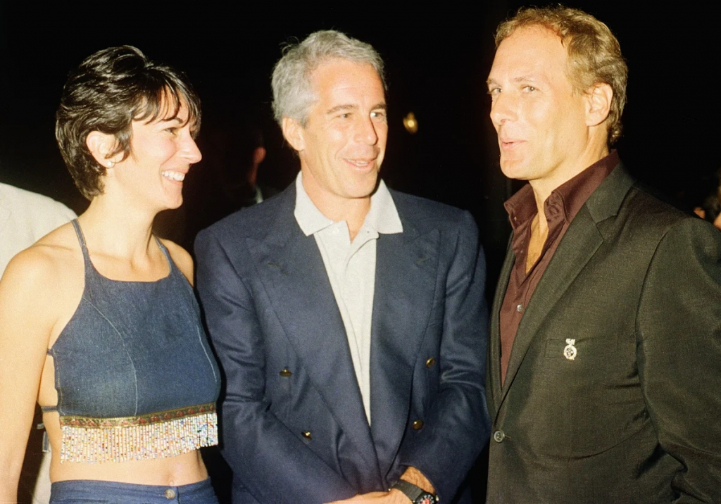 爱泼斯坦与他人出席活动交流画面