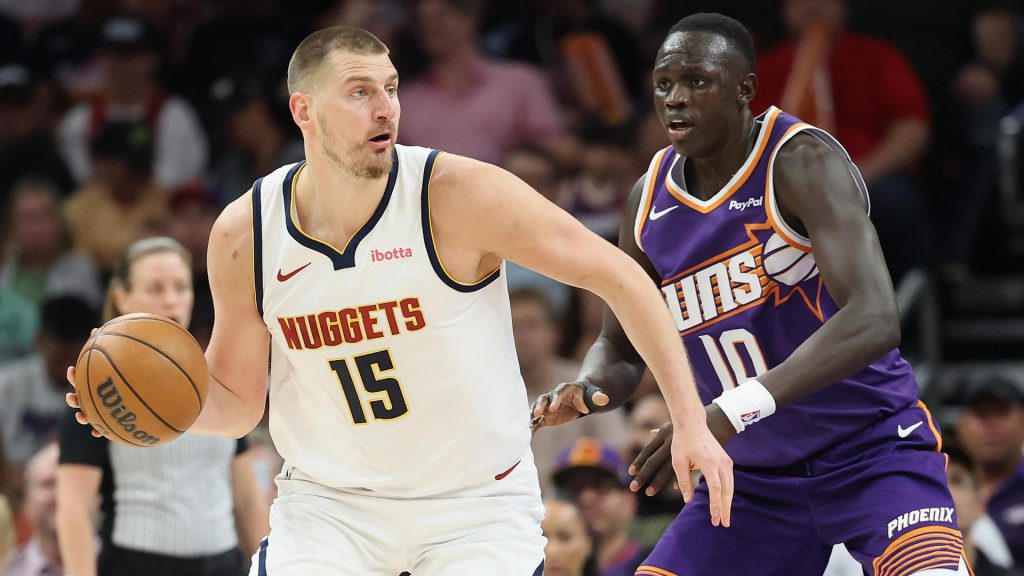 约基奇持球推进对抗太阳防守比赛画面